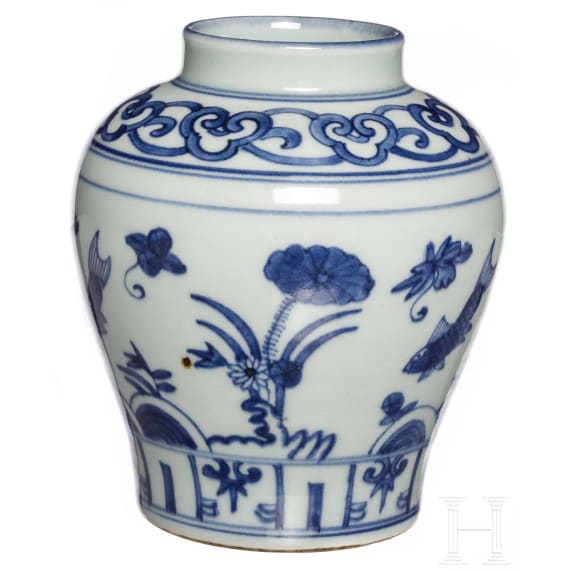 Kleine blau-wei&szlig;e Vase, China, sp&auml;te Qing-Dynastie, fr&uuml;he Republik
