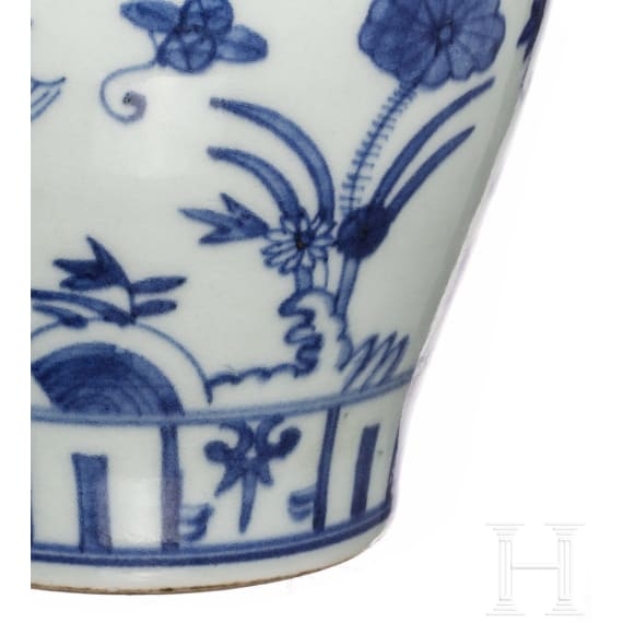 Kleine blau-wei&szlig;e Vase, China, sp&auml;te Qing-Dynastie, fr&uuml;he Republik