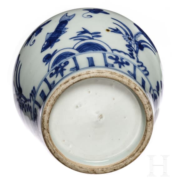 Kleine blau-wei&szlig;e Vase, China, sp&auml;te Qing-Dynastie, fr&uuml;he Republik