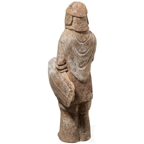 Tonfigur eines Kriegers mit Schild, China