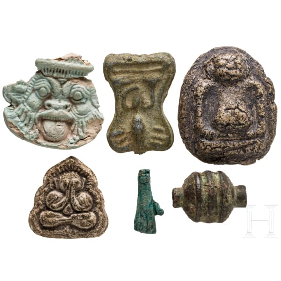 F&uuml;nf Amulettanh&auml;nger und eine Bronzeperle, alt&auml;gyptisch, 2. - 1. Jtsd. v. Chr.