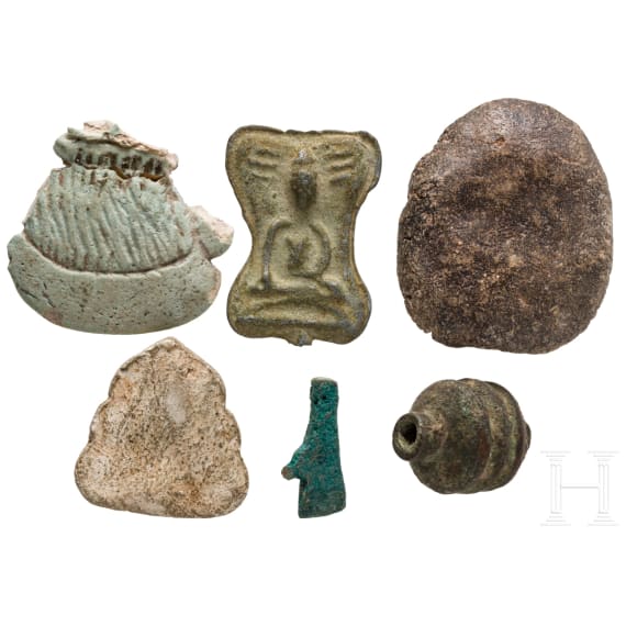 F&uuml;nf Amulettanh&auml;nger und eine Bronzeperle, alt&auml;gyptisch, 2. - 1. Jtsd. v. Chr.