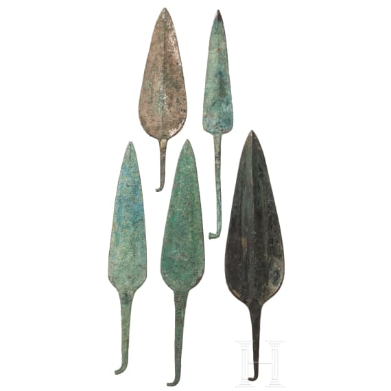 F&uuml;nf bronzene Spitzen f&uuml;r Wurfspie&szlig;e, Luristan, Westiran, 10. - 9. Jhdt. v. Chr.