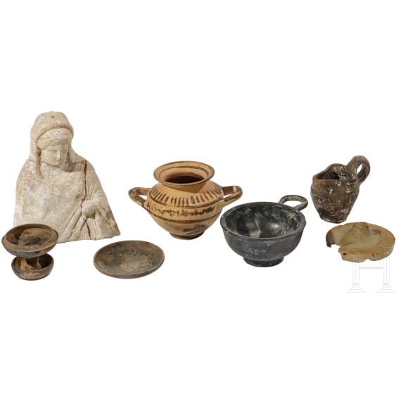 Vier Miniaturgef&auml;&szlig;e, eine Votivfigur und zwei Deckel, Unteritalien, 4. - 3. Jhdt. v. Chr.