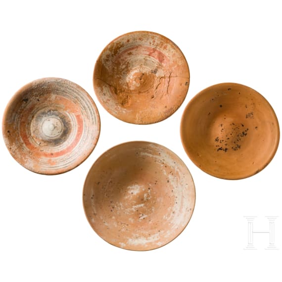 Vier Teller, zwei mit Bemalung, hellenistisch, 3. &ndash; 1. Jhdt. v. Chr.