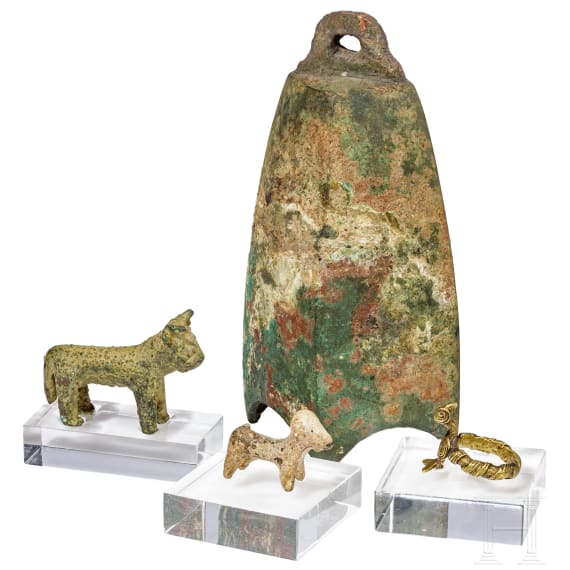 Zwei Tierfiguren, eine Glocke und ein Ring, 1. Jtsd. v. Chr. - 1600 n. Chr.