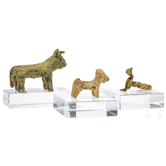 Zwei Tierfiguren, eine Glocke und ein Ring, 1. Jtsd. v. Chr. - 1600 n. Chr.