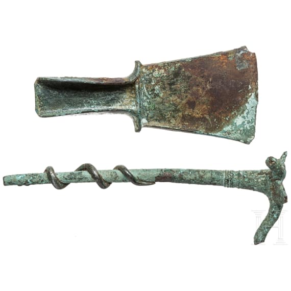 Bronzebeil und Dreifu&szlig;-Fragment, italisch, 9. - 5. Jhdt. v. Chr.