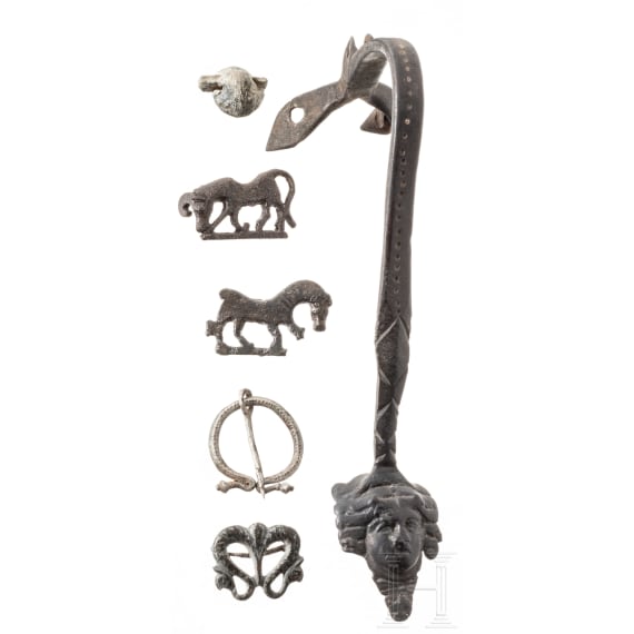 Vier Fibeln, ein Bronzehenkel und eine Bleiplombe, r&ouml;misch, 1. - 3. Jhdt.