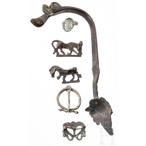 Vier Fibeln, ein Bronzehenkel und eine Bleiplombe, r&ouml;misch, 1. - 3. Jhdt.