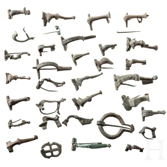 32 Bronze-Fibeln, r&ouml;misch, 1. - 4. Jhdt.