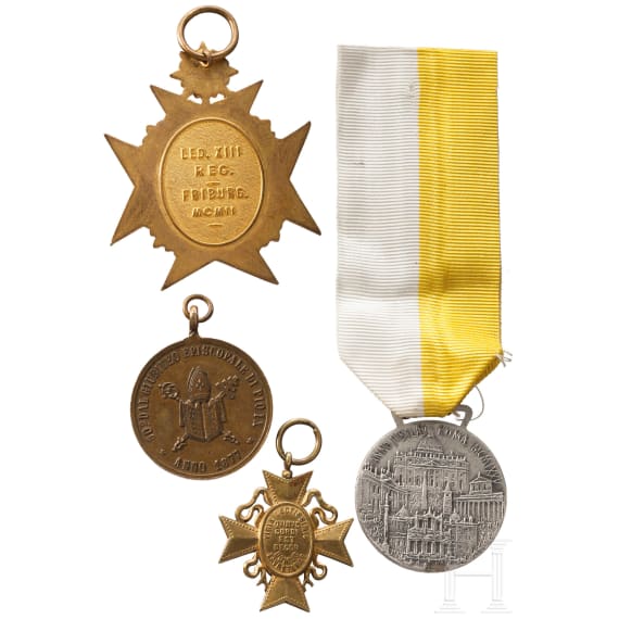 Pope Paul VI - a Benemereneti medal for merits in the holy year 1975, in box