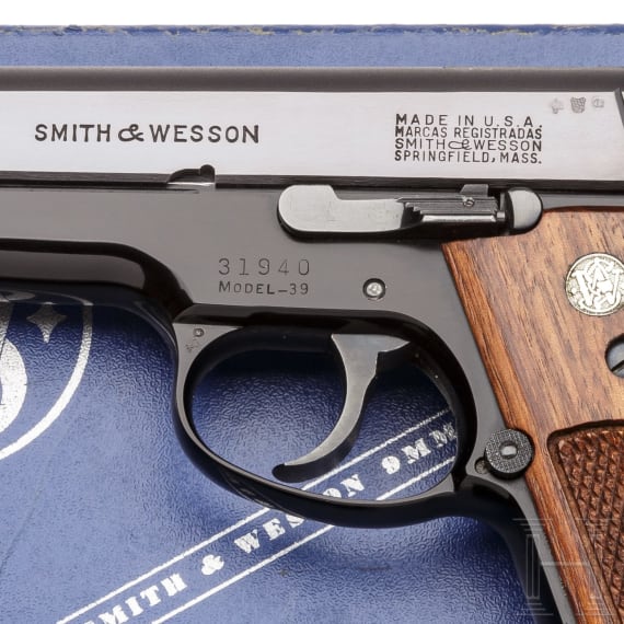 Smith & Wesson Mod. 39, "First Generation DA 9 mm", in box