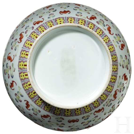 Ein fast identisches Paar Fledermaus-Vasen, China, Kuang Hsu-Periode, 20. Jhdt.