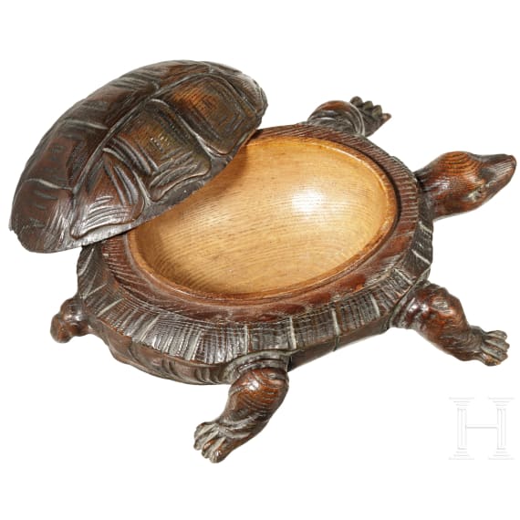 Hölzerne Deckeldose in Form einer Schildkröte, deutsch, Mitte 19. Jhdt.