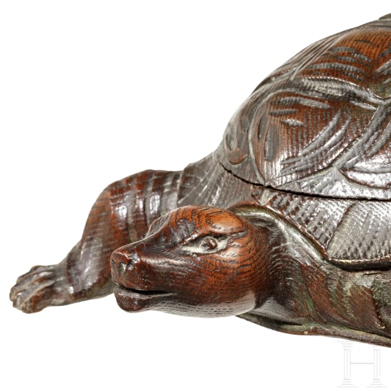 Hölzerne Deckeldose in Form einer Schildkröte, deutsch, Mitte 19. Jhdt.