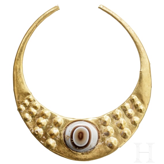 An impressive Elamite golden necklace, 2nd millennium B.C.