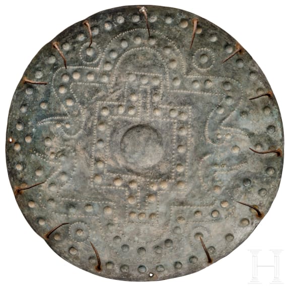 Bronzener Schild mit bronzezeitlichem Dekor