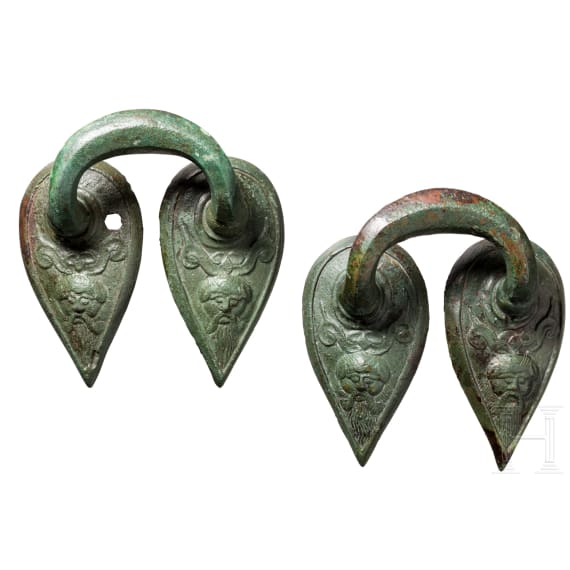 Zwei spätarchaische bronzene Henkelattaschen, Griechenland, um 500 v. Chr.