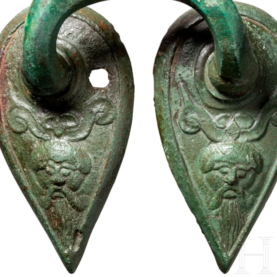 Zwei spätarchaische bronzene Henkelattaschen, Griechenland, um 500 v. Chr.