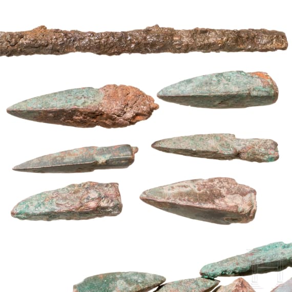 Armbrustschloss und Sammlung Pfeilspitzen, China, Han-Dynastie, 206 v. Chr. – 220 n. Chr.