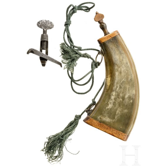 Pulverflasche und Federspanner, deutsch, 18. Jhdt.
