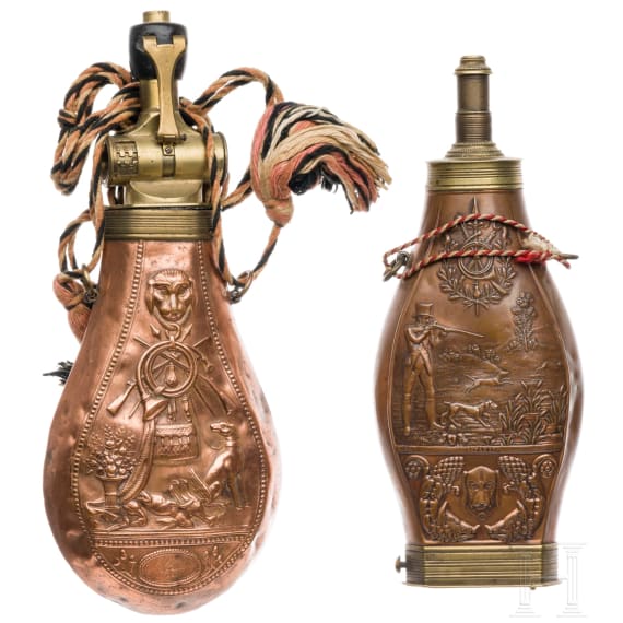 Zwei Pulverflaschen aus Kupfer, deutsch, 1. H. 19. Jhdt.
