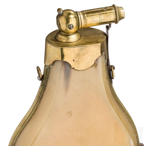 Gro&szlig;e Pulverflasche aus Horn, deutsch/Frankreich, Mitte 19. Jhdt.