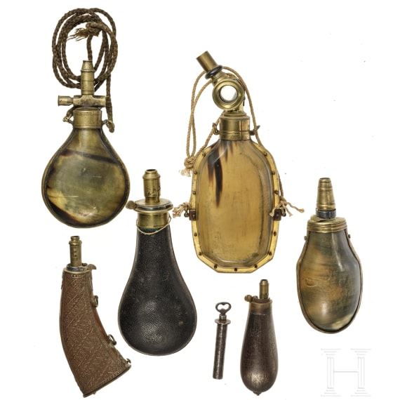Sechs Pulverflaschen und ein Pulverma&szlig;, 19. Jhdt.