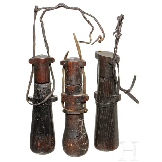 Drei h&ouml;lzerne Kartuschbeh&auml;lter von einem Bandelier, deutsch, 17. Jhdt.