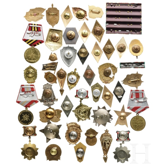 Sammlung &uuml;ber 40 sowjetischer Medaillen und Abzeichen, 20. Jhdt.