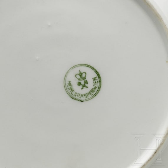 Zwei Porzellanteller mit Doppeladler bzw. Kaiserkrone