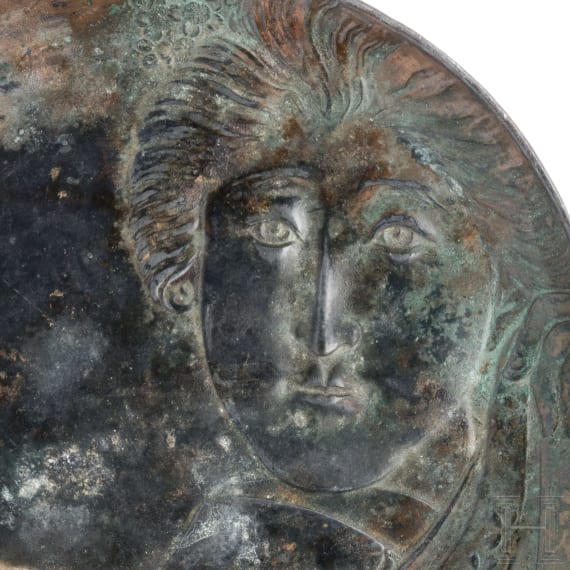 Segenskreuz aus Bronze, Russland, und kleine Sch&uuml;ssel aus Kupfer, Japan, 19. Jhdt.