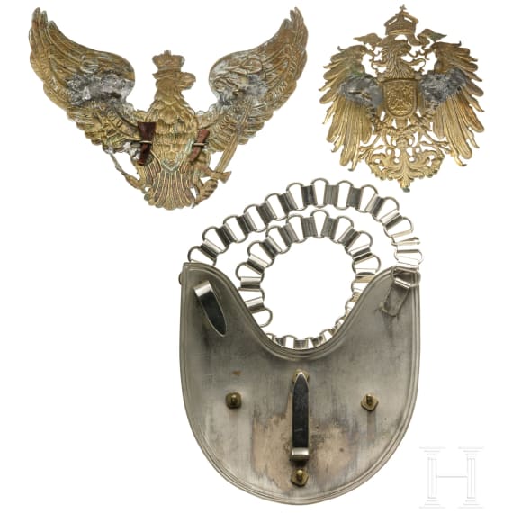 Sammlung Helmembleme und Effekten, um 1900