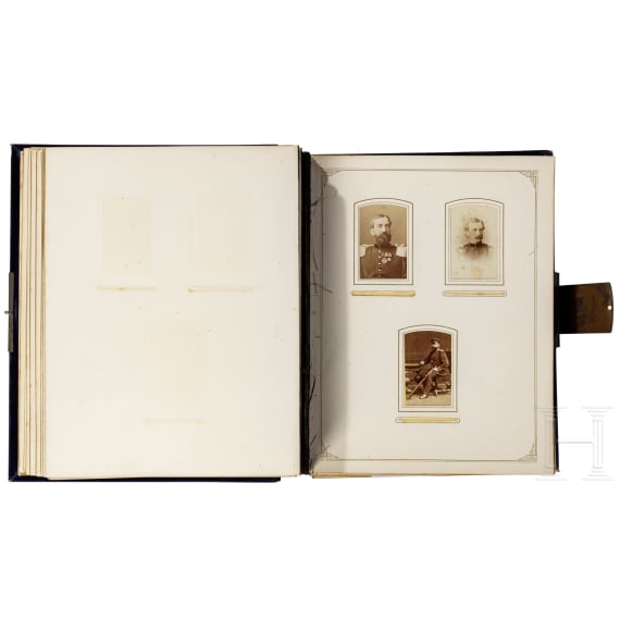 Gro&szlig;es Pracht-Fotoalbum als Geschenk der Offiziere der 2. Fu&szlig;artillerie-Brigade an ihren General Julius Hartmann, datiert 1881