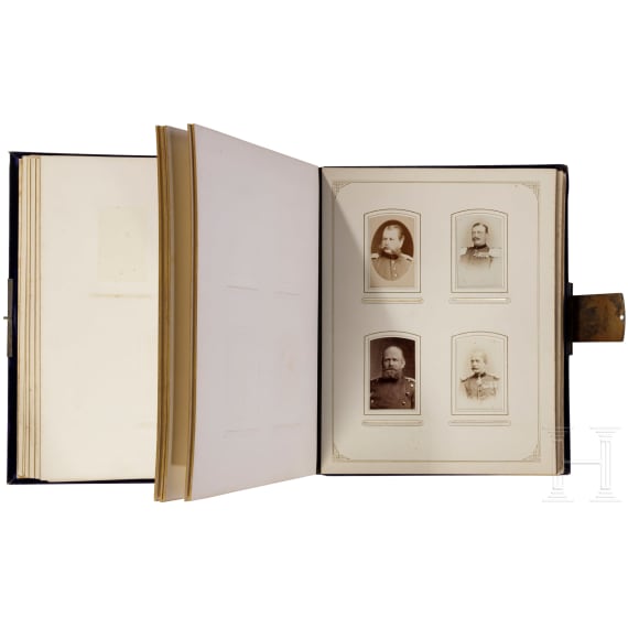 Gro&szlig;es Pracht-Fotoalbum als Geschenk der Offiziere der 2. Fu&szlig;artillerie-Brigade an ihren General Julius Hartmann, datiert 1881