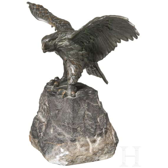 Kleiner Tischadler auf Steinsockel