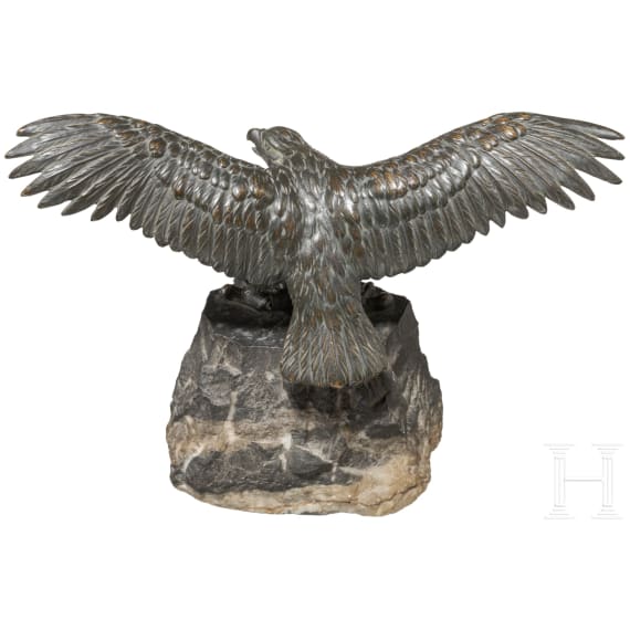 Kleiner Tischadler auf Steinsockel
