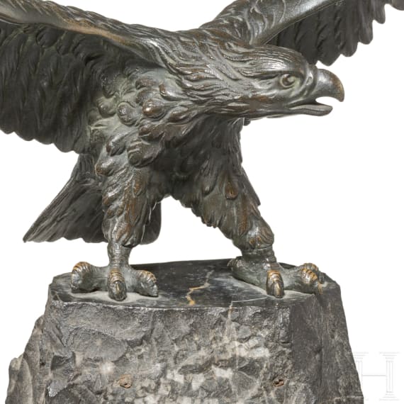 Kleiner Tischadler auf Steinsockel
