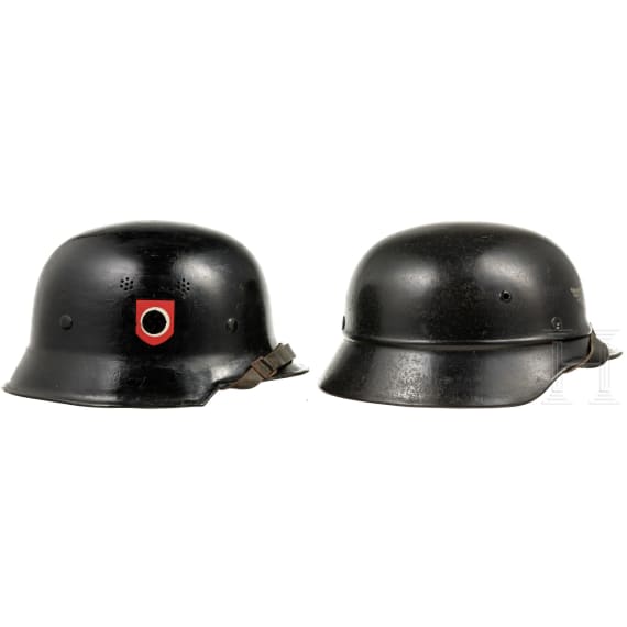 Zwei Stahlhelme, Luftschutz und Feuerwehr, deutsch, 1930er Jahre