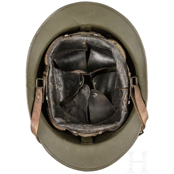Zwei Stahlhelme M 26 (Adrian), Frankreich