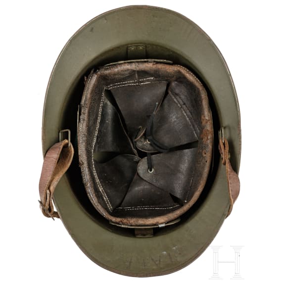 Zwei Stahlhelme M 26 (Adrian), Frankreich, 1930er - 1940er
