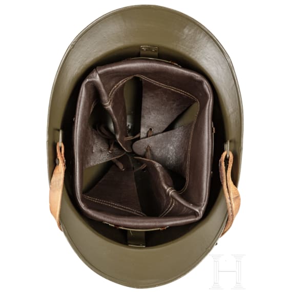 Zwei Stahlhelme M 26 (Adrian), Frankreich