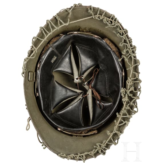 Zwei Stahlhelme M 26 (Adrian), Frankreich