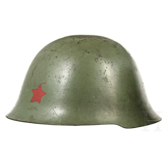Zwei Stahlhelme mit rotem Stern, Jugoslawien, 1940er - 1960er Jahre