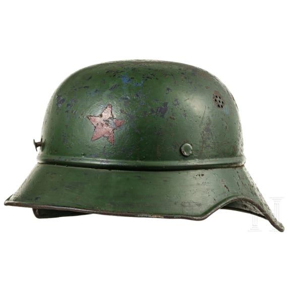 Zwei Stahlhelme mit rotem Stern, Jugoslawien, 1940er - 1960er Jahre