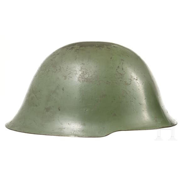Zwei Stahlhelme mit rotem Stern, Jugoslawien, 1940er - 1960er Jahre