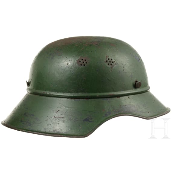 Zwei Stahlhelme mit rotem Stern, Jugoslawien, 1940er - 1960er Jahre