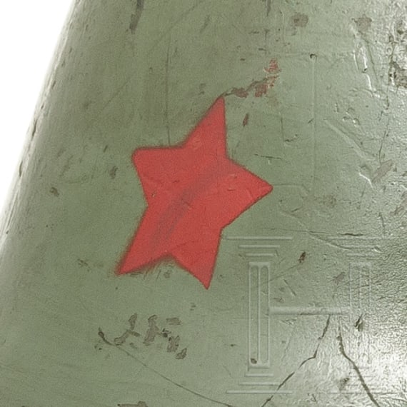 Zwei Stahlhelme mit rotem Stern, Jugoslawien, 1940er - 1960er Jahre