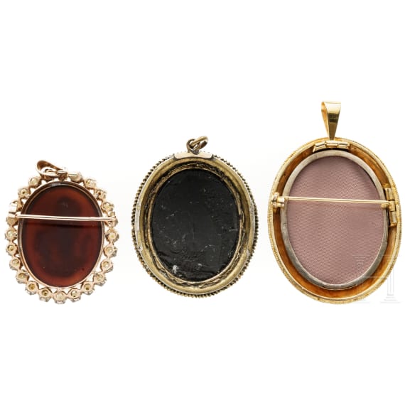 Onyx-Brosche und zwei Pietra-Dura-Broschen, um 1900
